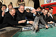 Im Fischbrunnen reinigte man am 21.02.2007 vor dem Rathaus das Stadtsäckl (Foto: Ingrid Grossmann)